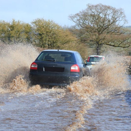 Οδήγηση σε βροχή και πλημμύρες: Πρακτικός οδηγός επιβίωσης στο δρόμο