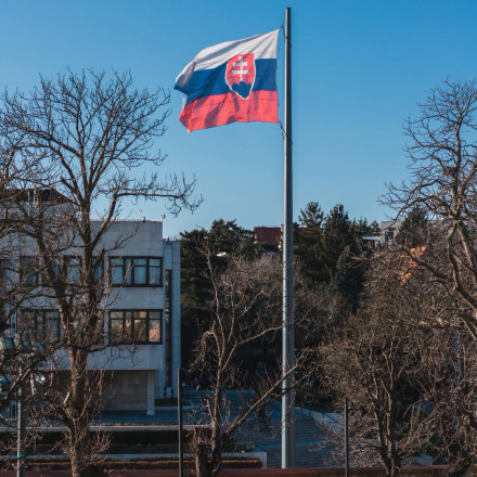 Η Σλοβακία παγώνει την παράδοση όπλων στην Ουκρανία