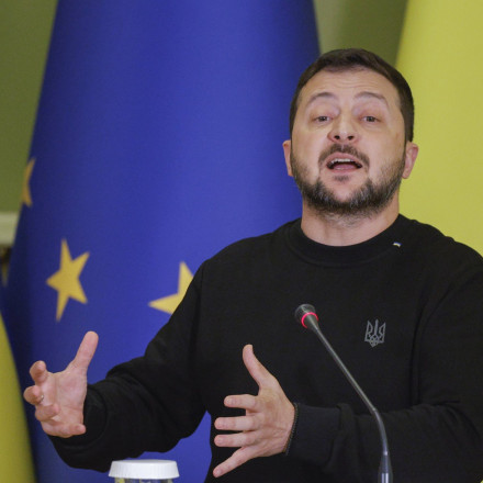 Τρομερή ατάκα Ζελένσκι: Οι κρίσεις θα τελείωναν αν η Γη ηγείτο από... σκύλους!