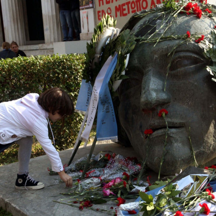 Τι σημαίνει το Πολυτεχνείο για τους νέους Έλληνες 50 χρόνια μετά την εξέγερση;