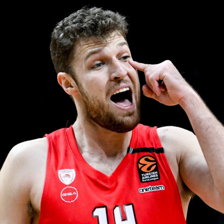 Ο Βεζένκοβ μπήκε στο παρκέ και γνώρισε την αποθέωση