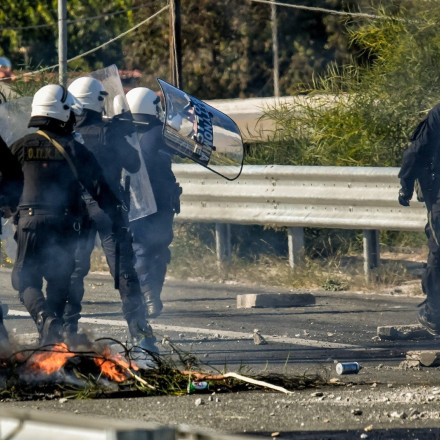Διαμαρτυρία Ρομά με επεισόδια σε Μενίδι και Θεσσαλονίκη - Άνοιξε η Μεσογείων