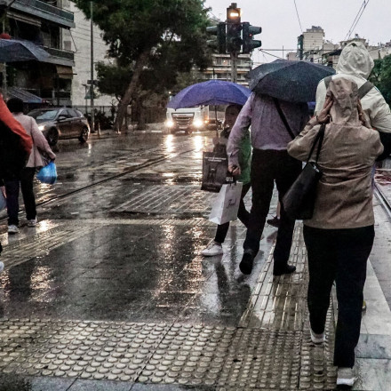 Καιρός: «Μύρισε» φθινόπωρο... με βροχές θα κυλήσει και το Σάββατο