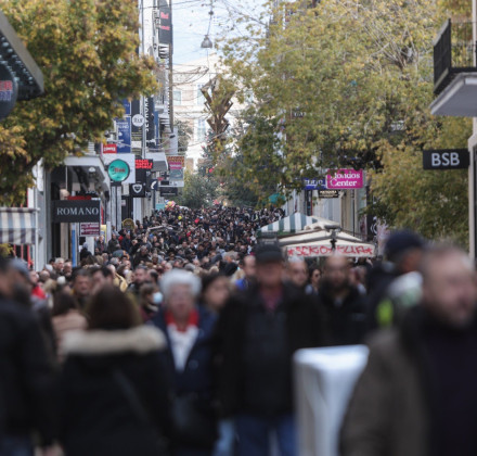 Ανοικτά τα μαγαζιά αύριο Κυριακή - Αισιοδοξία στον εμπορικό κόσμο για την περίοδο των εκπτώσεων Ανοικτά τα μαγαζιά αύριο Κυριακή - Αισιοδοξία στον εμπορικό κόσμο για την περίοδο των εκπτώσεων