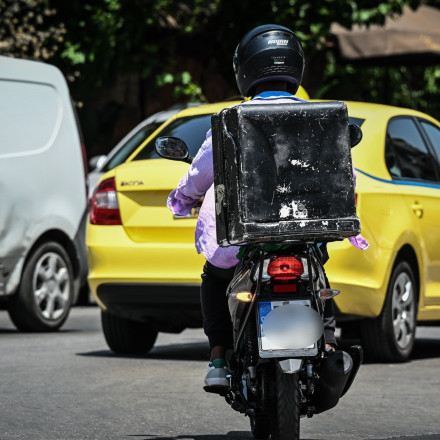 Πάτρα: Ντελιβεράδες εντόπισαν οδηγό που χτύπησε και εγκατέλειψε συνάδελφό τους