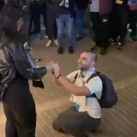 Νέα Φιλαδέλφεια: Επική πρόταση γάμου στον αγώνα ΑΕΚ - Μαρσέιγ έξω από το γήπεδο