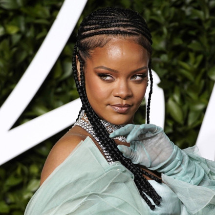 Rihanna: Έγινε πάλι ξανθιά - Η εντυπωσιακή εμφάνιση με το νέο της look