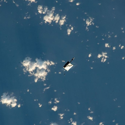 Σάκος με... εργαλεία γύρω από τη Γη: Έπεσε από τον Διεθνή Διαστημικό Σταθμό