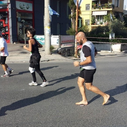 Μαραθώνιος 2023: Θα τρέξει ξυπόλητος τραβώντας πλαστική «μπάλα» 50 κιλών!