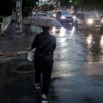 Κίνηση στους δρόμους: Στο «κόκκινο» λόγω κακοκαιρίας - Δυνατή βροχή στην Αθήνα