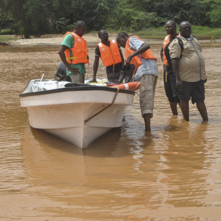 Κένυα: Ποτάμια οι δρόμοι στη Μομπάσα - Επιβάτες διασώθηκαν από λεωφορείο