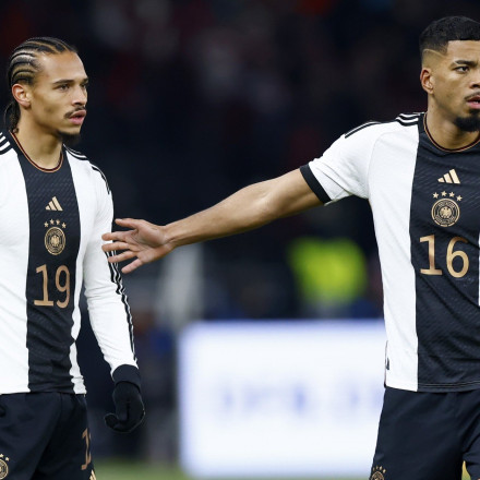 Τα έχασε ο Σανέ - Έδωσε μπουνιά σε αντίπαλό του στο φιλικό Γερμανία-Αυστρία!