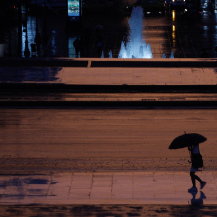 Ο καιρός την Παρασκευή: Άνοιξη το πρωί - Χειμώνας το βράδυ