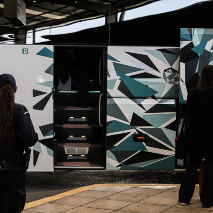 Τρίκαλα: Βγήκαν μαχαίρια - Άγριος καυγάς σε ΚΤΕΛ μπροστά στα μάτια των επιβατών