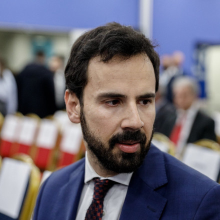 Ρωμανός «καρφώνει» Κασσελάκη: Ούτε την Goldman Sachs έμαθε να γράφει σωστά