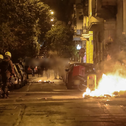 Νύχτα επεισοδίων και στα Εξάρχεια - Τραυματίστηκε αστυνομικός