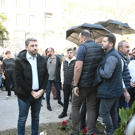 Ο Ανδρουλάκης πήγε στο Πολυτεχνείο και του πέταξαν καφέδες - Δείτε φωτογραφίες