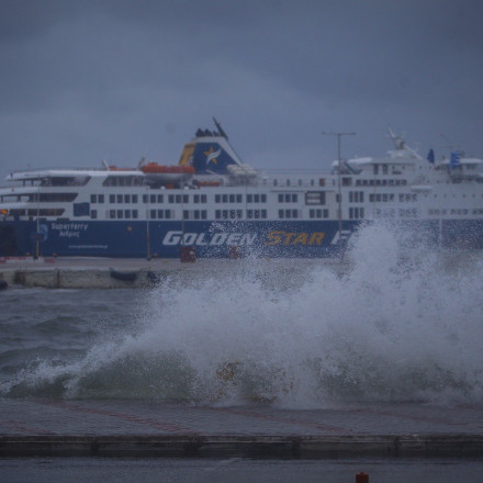 Απαγορευτικό απόπλου: Η κακοκαιρία «δένει» τα πλοία στα λιμάνια λόγω 10 μποφόρ