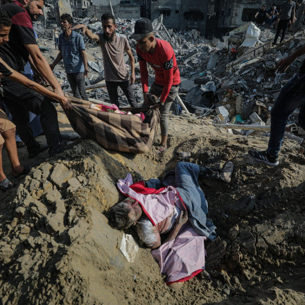 Γάζα: Στη δημοσιότητα βίντεο με δεκάδες πτώματα από βομβαρδισμό σχολείου του ΟΗΕ