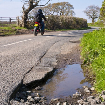 Σε... λακκούβα έπεσε ο δήμος Λαρισαίων: Αποζημίωση 13.400 ευρώ σε μοτοσικλετιστή