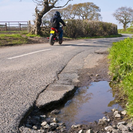 Σε... λακκούβα έπεσε ο δήμος Λαρισαίων: Αποζημίωση 13.400 ευρώ σε μοτοσικλετιστή