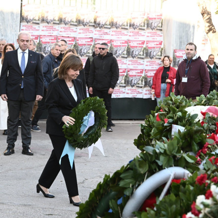 Σακελλαροπούλου: Κατέθεσε στεφάνι στο Πολυτεχνείο η Πρόεδρος της Δημοκρατίας