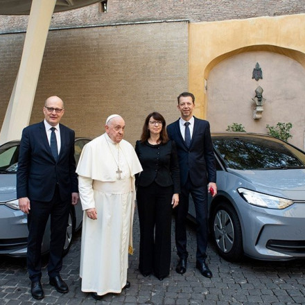 Η Volkswagen φέρνει τα ηλεκτρικά αυτοκίνητα στο Βατικανό