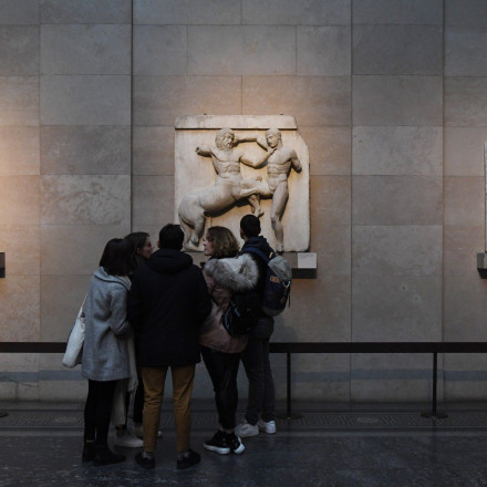 Guardian: Η «γκάφα» Σούνακ ανοίγει τον δρόμο επιστροφής των Γλυπτών στην Ελλάδα