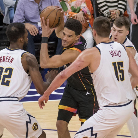 NBA Top-10: Τριπλή εμφάνιση του Giannis, στην κορυφή ο Μπούκερ