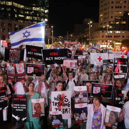 Συγκλονίζουν οι ιστορίες ομήρων: 84χρονη δίνει μάχη για τη ζωή της