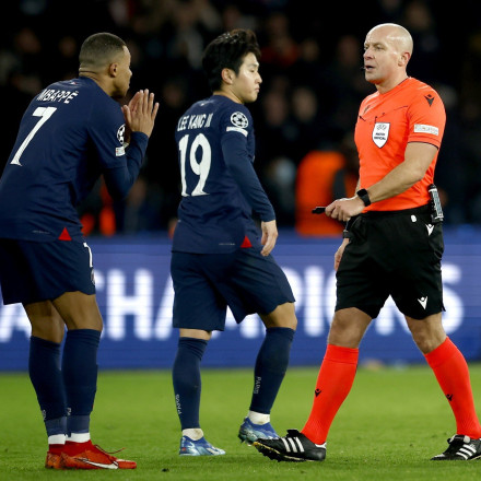 Η UEFA τιμώρησε τον VAR που κάλεσε τον διαιτητή για το πέναλτι της Παρί!