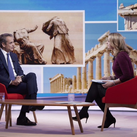 Δημοσιογράφος του BBC τα χώνει στον Σούνακ: Κοιτάξτε τη γραβάτα του Βασιλιά