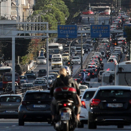 Κίνηση τώρα: «Ακίνητα» τα αυτοκίνητα στο κέντρο της Αθήνας και τον Κηφισό