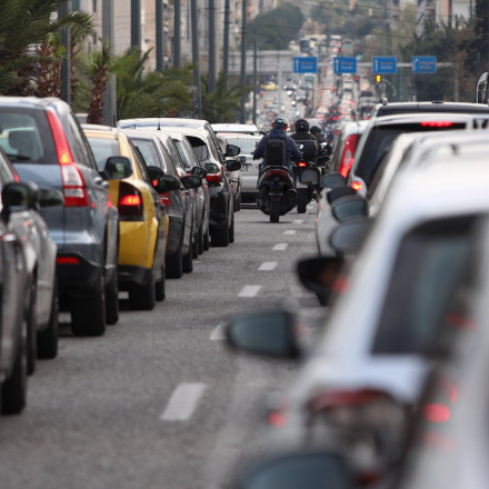 Σημειωτόν και στα δύο ρεύματα της Κηφισίας - Τροχαίο στο ύψος του Ψυχικού
