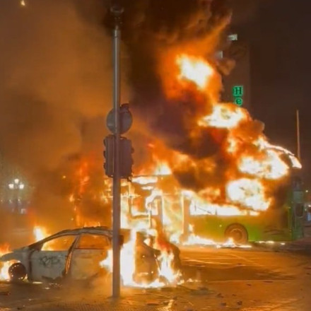 Κάηκε το Δουβλίνο από ακροδεξιούς χούλιγκαν: Ιρλανδός κι όχι Αλγερινός ο δράστης Κάηκε το Δουβλίνο από ακροδεξιούς χούλιγκαν: Ιρλανδός κι όχι Αλγερινός ο δράστης