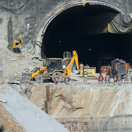 Ινδία: Σκάβουν με τα χέρια για να σώσουν τους εργάτες - Χάλασε ο εκσκαφέας