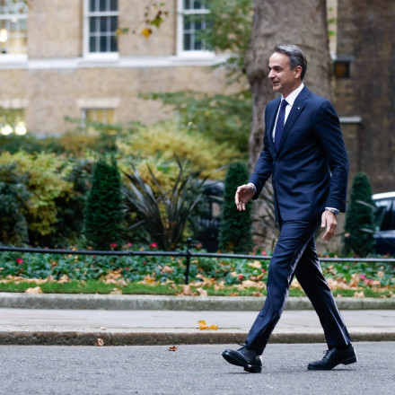 Στο Λονδίνο σήμερα ο Μητσοτάκης – Στην ατζέντα επενδύσεις και Γλυπτά Παρθενώνα