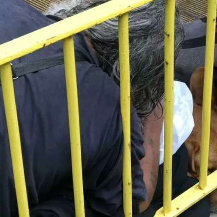 Συγκίνηση από την κίνηση αγάπης ενός αστέγου – Σκέπασε τον σκύλο του ενώ έβρεχε