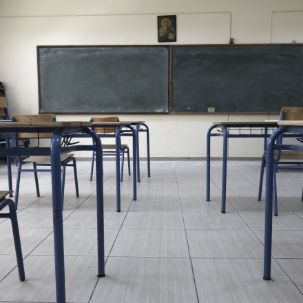 Πάτρα: «Ήθελε να κλείσει το κινητό» - Τι λέει ο πατέρας του 14χρονου που πήρε αποβολή