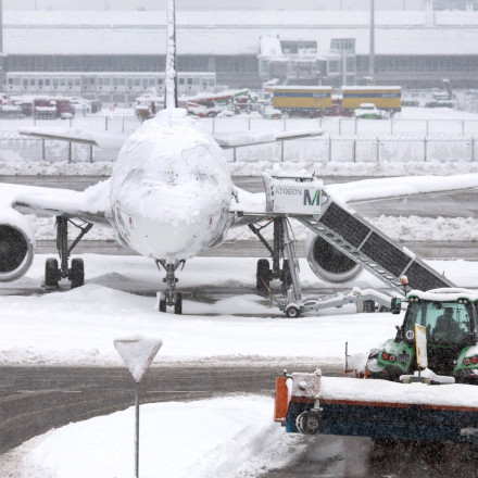 Η Γερμανία κόλλησε στο χιόνι - Πάγωσαν αεροσκάφη - Εγκλωβισμένοι Έλληνες