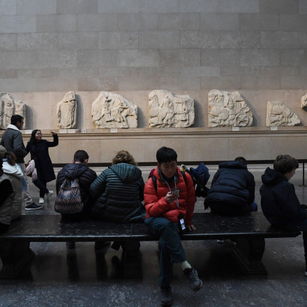 Αυστηρό μήνυμα Μενδώνη σε Σούνακ: Η Ελλάδα δανείζει, δεν δέχεται δανεικά