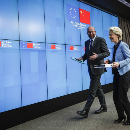 Σύνοδος ΕΕ - Κίνας: Συνάντηση Φον ντερ Λάιεν, Μισέλ και Σι Τζινπίνγκ στο Πεκίνο