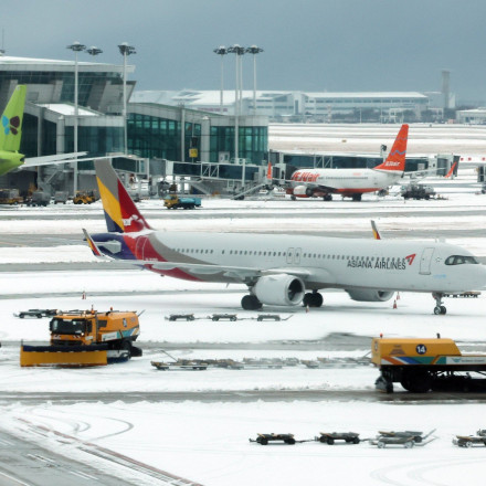 Γερμανία: Σφοδρή χιονόπτωση δημιουργεί κομφούζιο σε πτήσεις και τρένα
