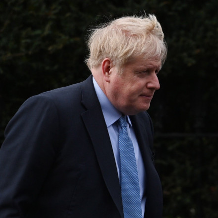 Ο Μπόρις Τζόνσον πίνει κοκτέιλ στις παραλίες της Εύβοιας - Με τη σύζυγο και τα 4 παιδιά τους