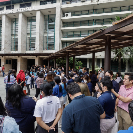 Στα σπίτια τους οι κάτοικοι στις Φιλιππίνες - Δεν υπάρχει φόβος για τσουνάμι