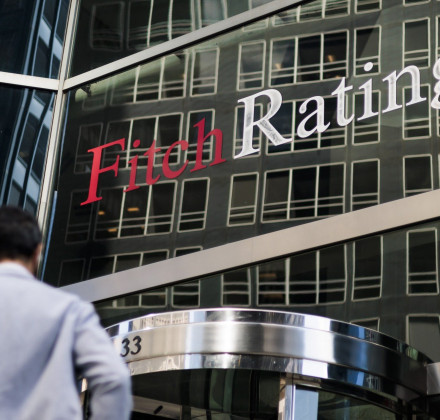 Ο οίκος Fitch αναβάθμισε τις προοπτικές της ελληνικής οικονομίας σε θετικές από σταθερές Ο οίκος Fitch αναβάθμισε τις προοπτικές της ελληνικής οικονομίας σε θετικές από σταθερές