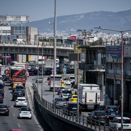 Κίνηση τώρα: Μποτιλιάρισμα χιλιομέτρων στον Κηφισό λόγω ανατροπής τρέιλερ