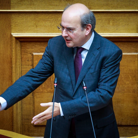 Mπρα ντε φερ στη Βουλή για την οικονομία - Χατζηδάκης: Αντιπολίτευση σε σύγχυση