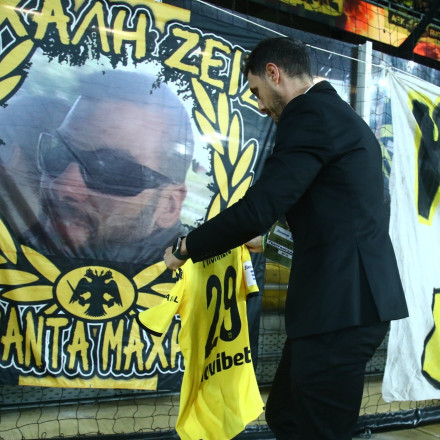 Μιχάλης, Άλκης και πανό σύμπνοιας, ας κοιτάξουμε, όμως, επιτέλους την ουσία