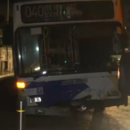 Μετωπική λεωφορείου με ΙΧ στον Πειραιά - Δύο τραυματίες